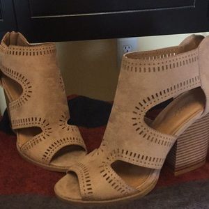 Laser cut velvet sandals with heel.